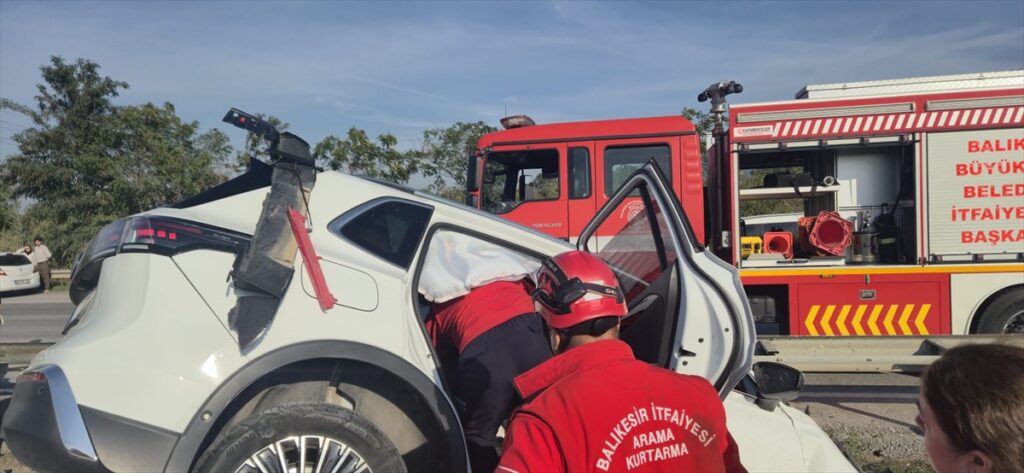 Balıkesir Susurluk’ta bariyerlere çarpan otomobilde 2 kişi yaralandı, yolcu kurtarıldı